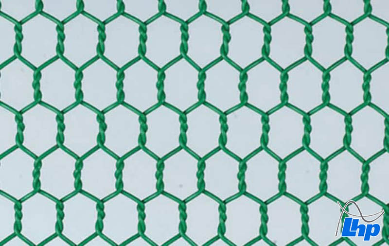 Lưới B40 bọc nhựa được lớp PVC bên ngoài bảo vệ, chống gỉ sét tốt hơn