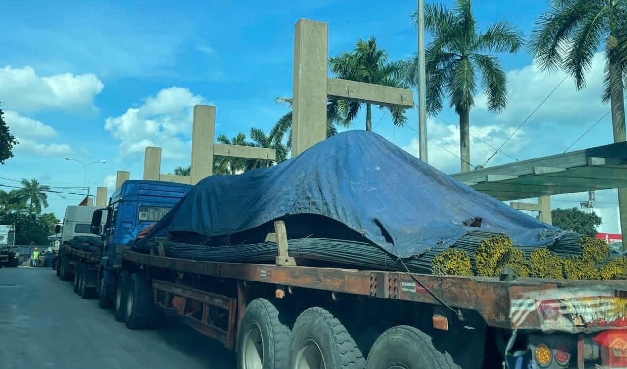 Lộc Hiệu Phát cung cấp giải pháp vận chuyển sắt thép xây dựng bằng xe container, và xe đầu kéo rơ-moóc cho khách hàng tới các công trình cụ thể