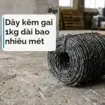Ảnh minh hoạ cuộn dây kẽm gai đặt trên nền xi măng trong kho vật tư, kèm tiêu đề dây kẽm gai 1kg dài bao nhiêu mét